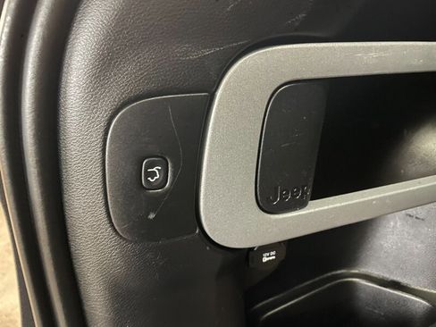 Used 2015 Jeep Cherokee Latitude w/ Comfort/Convenience Group AWD/4WD image 26