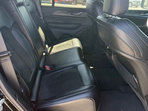 Used 2025 Jeep Grand Cherokee Altitude AWD/4WD image 10
