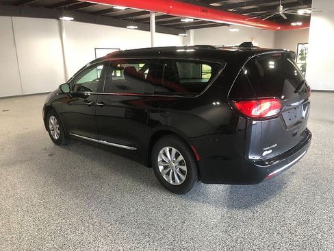 Used 2018 Chrysler Pacifica Touring-L Plus FWD image 3