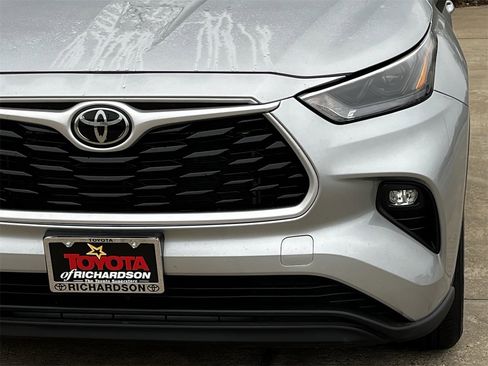 Used 2024 Toyota Highlander LE image 8