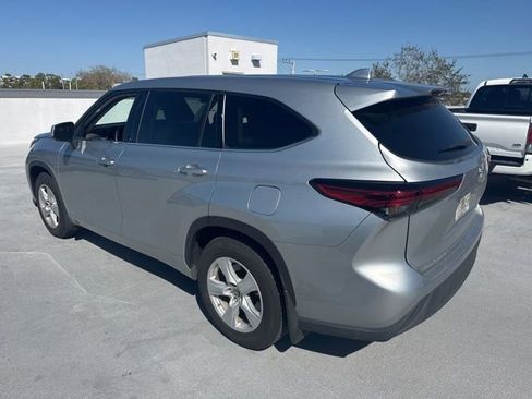 Used 2021 Toyota Highlander LE image 3