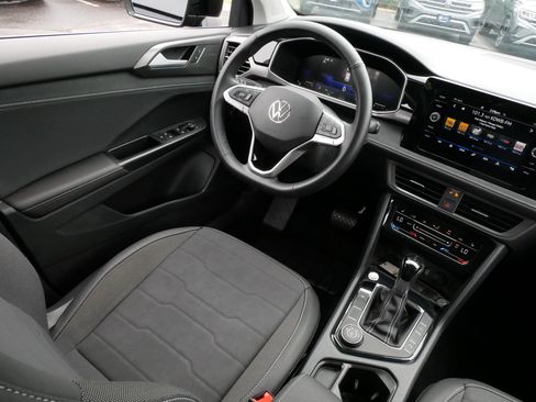 Certified 2025 Volkswagen Taos SE AWD/4WD image 9