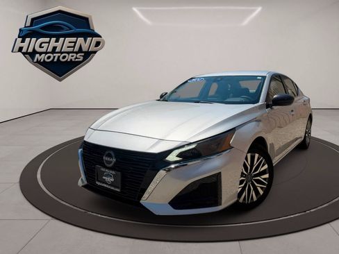 Used 2024 Nissan Altima 2.5 SV FWD image 2