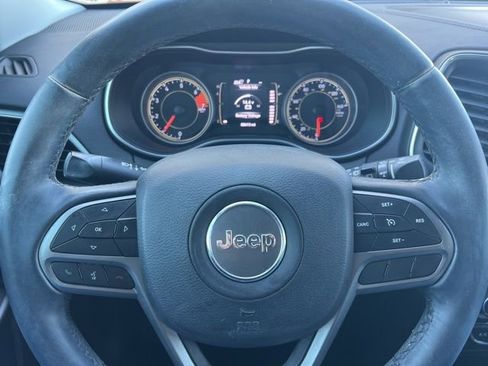 Used 2019 Jeep Cherokee Latitude Plus w/ Comfort/Convenience Group image 20