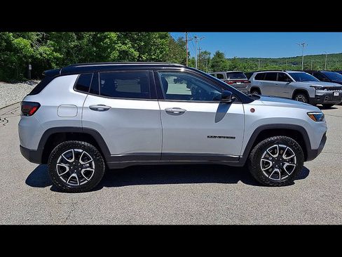 Used 2024 Jeep Compass Trailhawk w/ Trailhawk Elite Group AWD/4WD image 9