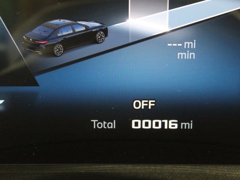 Used 2026 BMW i7 M70 w/ Premium Package image 34