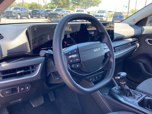 Used 2025 Kia K4 LXS image 9