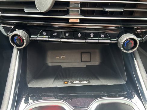 Used 2025 Chevrolet Traverse RS image 37