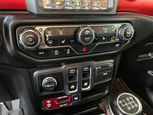 Used 2020 Jeep Wrangler Rubicon w/ Uconnect 4C Nav & Sound Group AWD/4WD image 15