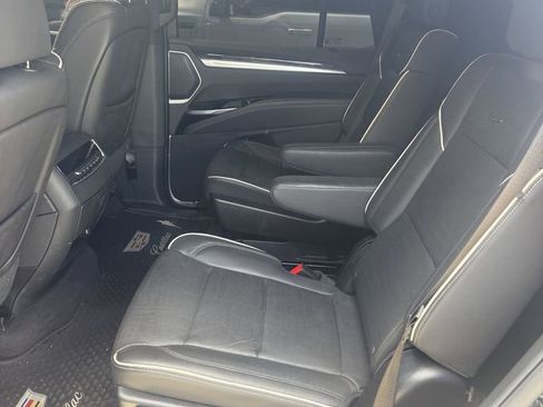 Used 2025 Cadillac Escalade Premium Luxury AWD/4WD image 4