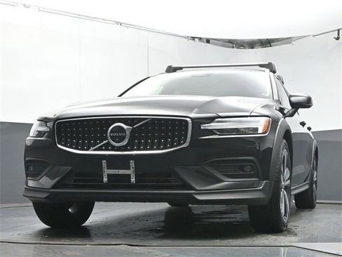 Used 2023 Volvo V60 B5 Cross Country Plus w/ Climate Package AWD/4WD image 34