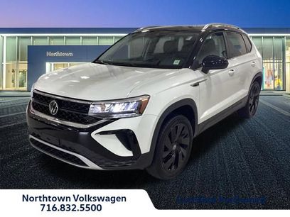 Used 2024 Volkswagen Taos SE w/ Panoramic Sunroof Package