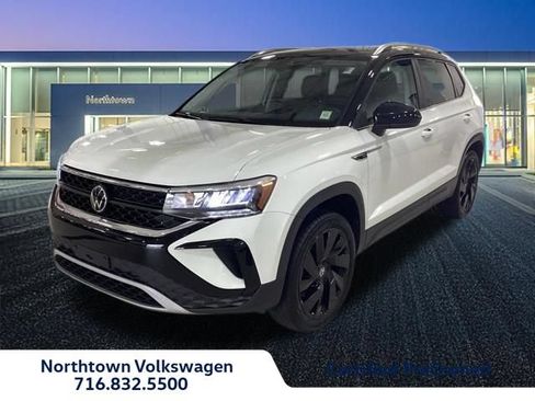 Used 2024 Volkswagen Taos SE w/ Panoramic Sunroof Package AWD/4WD image 1