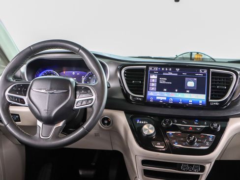 Used 2023 Chrysler Pacifica Touring-L FWD image 17