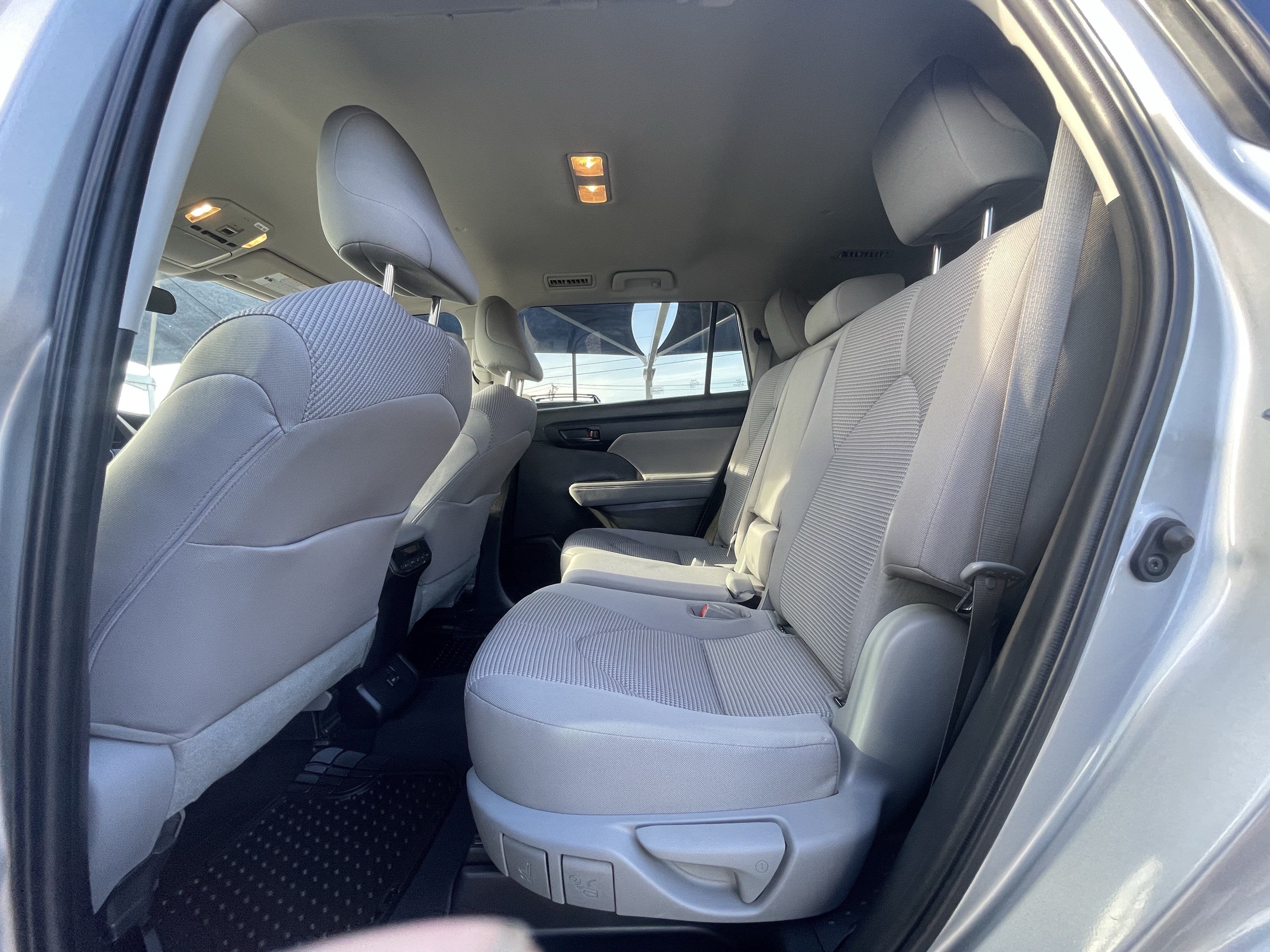 Used 2022 Toyota Highlander LE FWD image 19