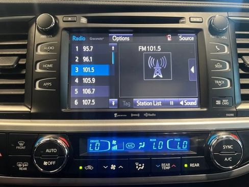 Used 2019 Toyota Highlander XLE AWD/4WD image 25