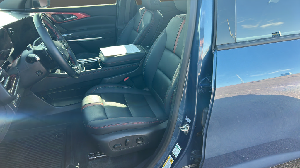 Used 2026 Chevrolet Traverse RS w/ LPO, Floor Liner Package AWD/4WD image 9