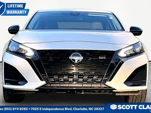 Used 2024 Nissan Altima 2.5 SR w/ SR Premium Package FWD image 2