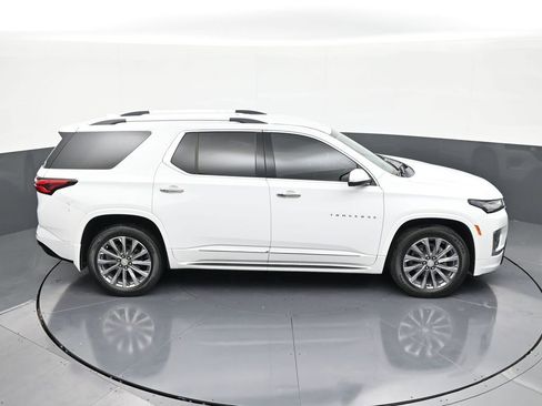 Used 2022 Chevrolet Traverse Premier FWD image 17