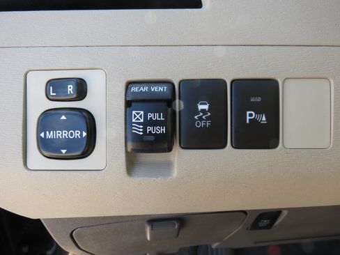 Used 2011 Toyota Sienna XLE w/ XLE Navigation Pkg FWD image 18