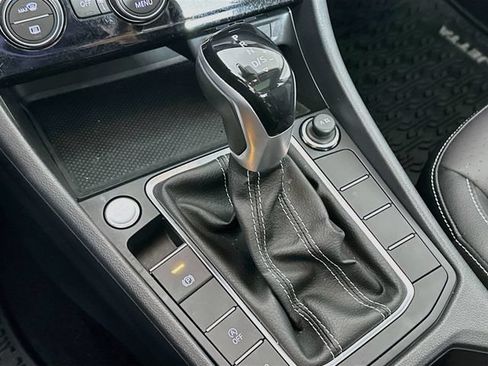 Certified 2023 Volkswagen Jetta SE w/ Panoramic Sunroof Package FWD image 17