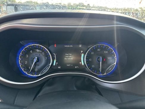 Used 2023 Chrysler Pacifica Touring-L FWD image 15