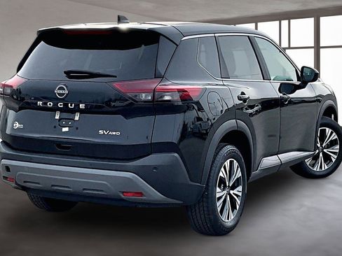 Used 2023 Nissan Rogue SV image 3
