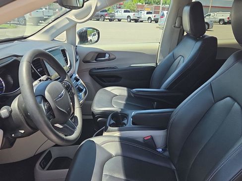 Used 2024 Chrysler Pacifica Limited FWD image 11