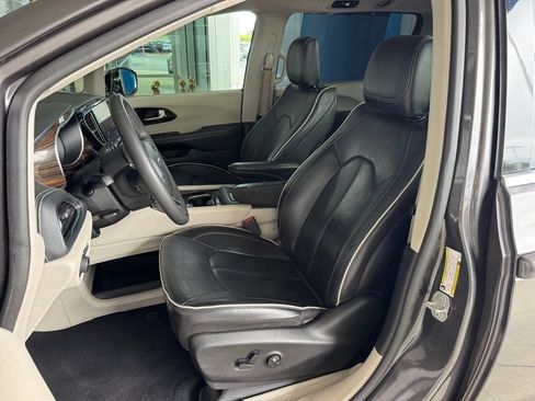 Used 2023 Chrysler Pacifica Limited FWD image 20