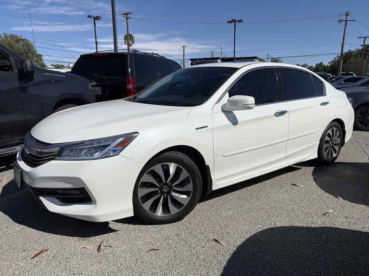 Used 2017 Honda Accord Touring image 2