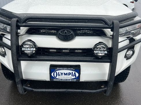 Used 2018 Toyota 4Runner SR5 Premium AWD/4WD image 2