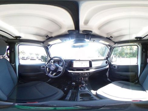Used 2025 Jeep Wrangler Sahara image 38