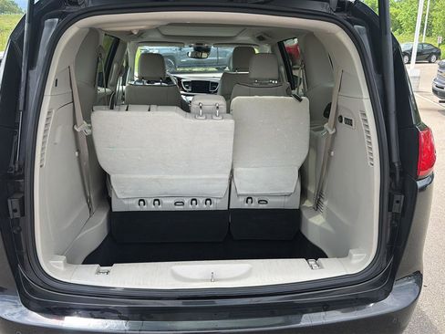 Used 2017 Chrysler Pacifica Limited w/ Advanced Safetytec Group FWD image 11