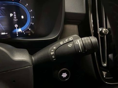 Used 2025 Volvo XC40 B5 Plus image 35