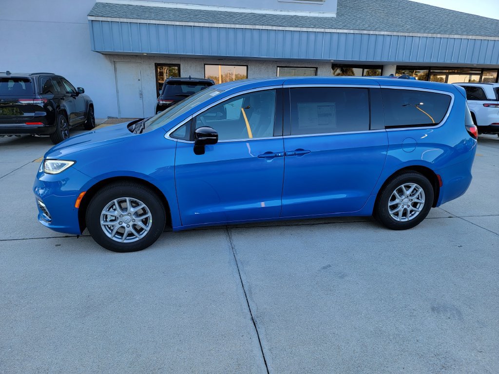 New 2026 Chrysler Pacifica Select FWD image 2