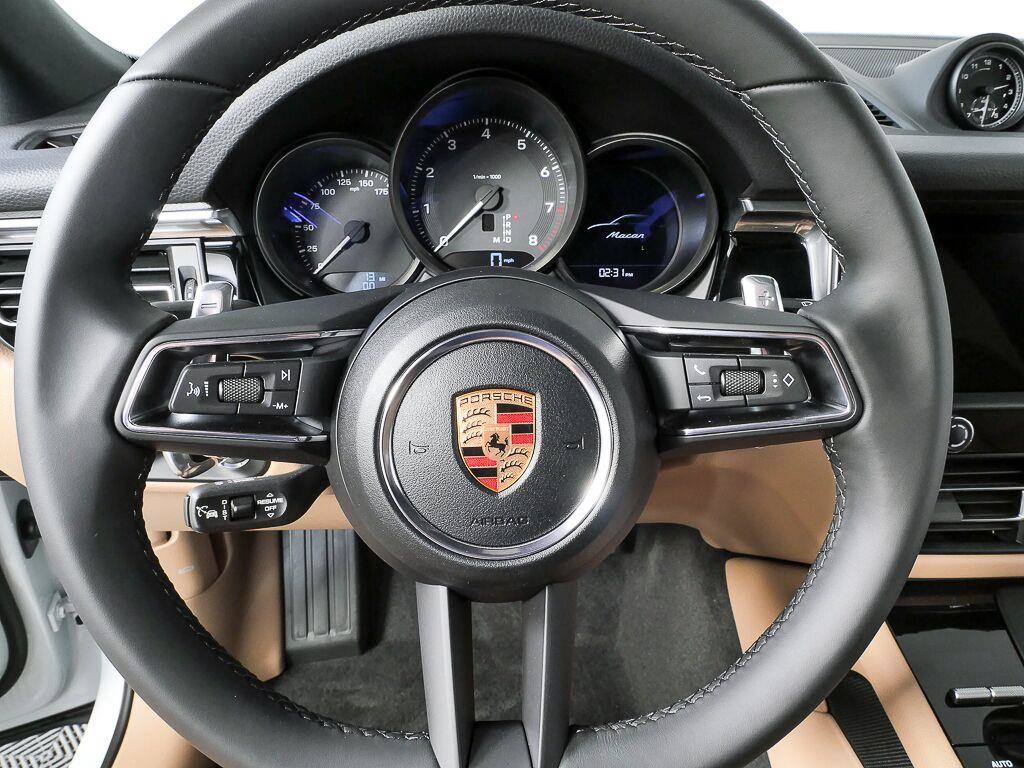 Certified 2026 Porsche Macan AWD/4WD image 9