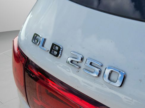Used 2022 Mercedes-Benz GLB 250 4MATIC image 31