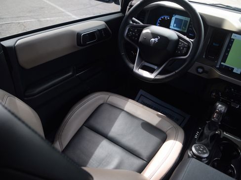 Used 2024 Ford Bronco Wildtrak image 2