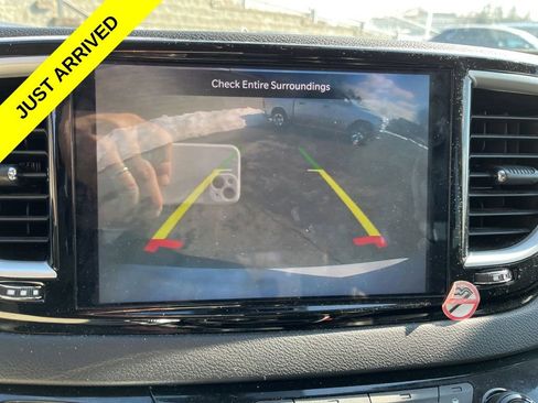 Used 2024 Chrysler Pacifica Touring-L image 14