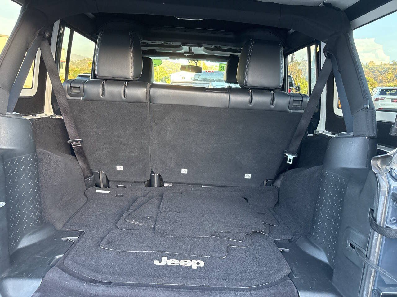 Used 2017 Jeep Wrangler Unlimited Rubicon w/ Connectivity Group AWD/4WD image 8