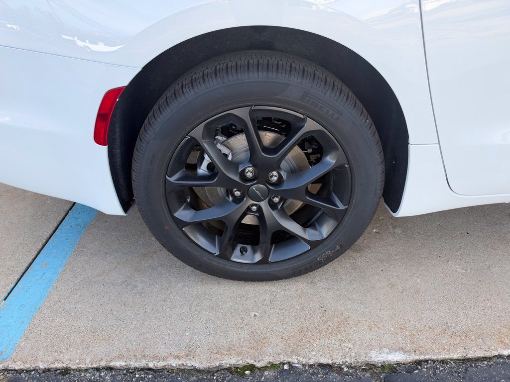 New 2027 Chrysler Pacifica Select AWD/4WD image 8