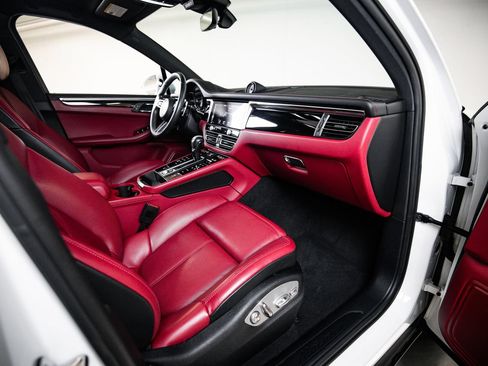 Certified 2023 Porsche Macan AWD/4WD image 28