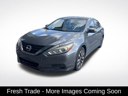 Used 2017 Nissan Altima 2.5 SL w/ Moonroof Package image 1