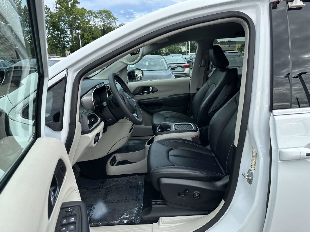 Used 2024 Chrysler Pacifica Limited FWD image 16