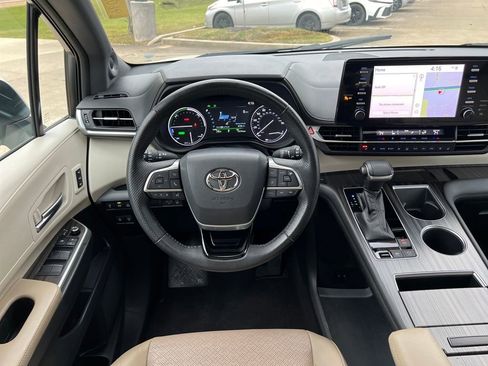 Used 2021 Toyota Sienna Limited image 14