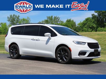 Used 2022 Chrysler Pacifica Touring-L w/ Uconnect Theater Family Group