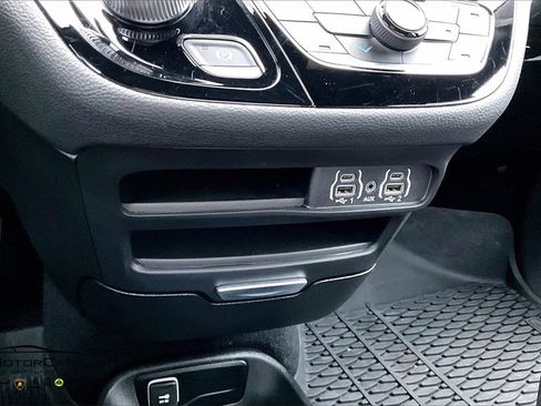 Used 2025 Chrysler Pacifica Select image 31