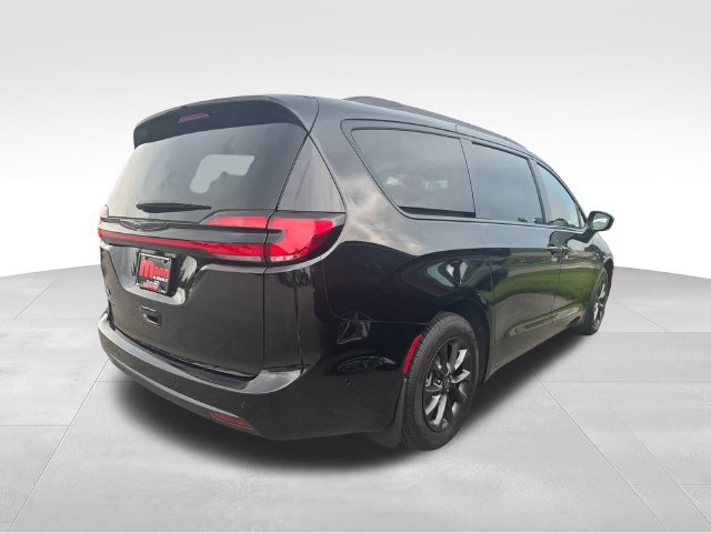 New 2025 Chrysler Pacifica Select w/ Fav Edition Package FWD image 4