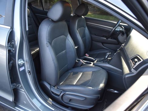 Used 2017 Hyundai Elantra Limited w/ Limited Tech Package 04 image 29