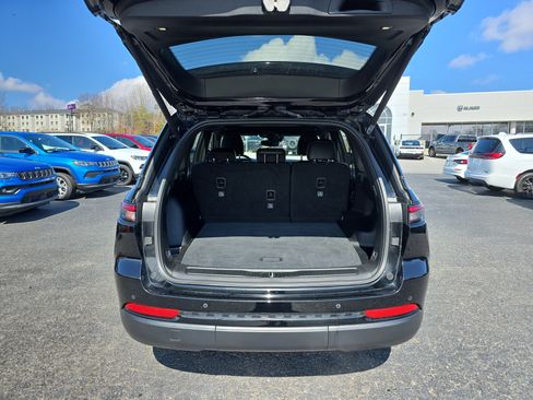 Used 2023 Jeep Grand Cherokee Altitude image 5